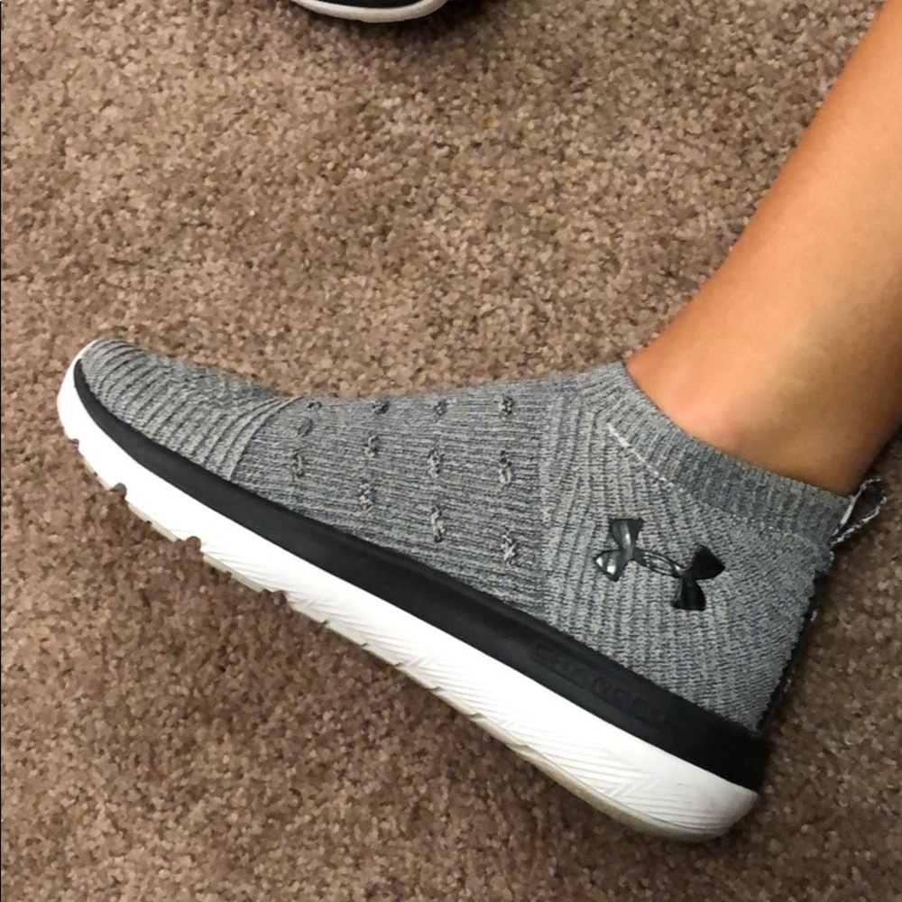 Lace less UA sneakers